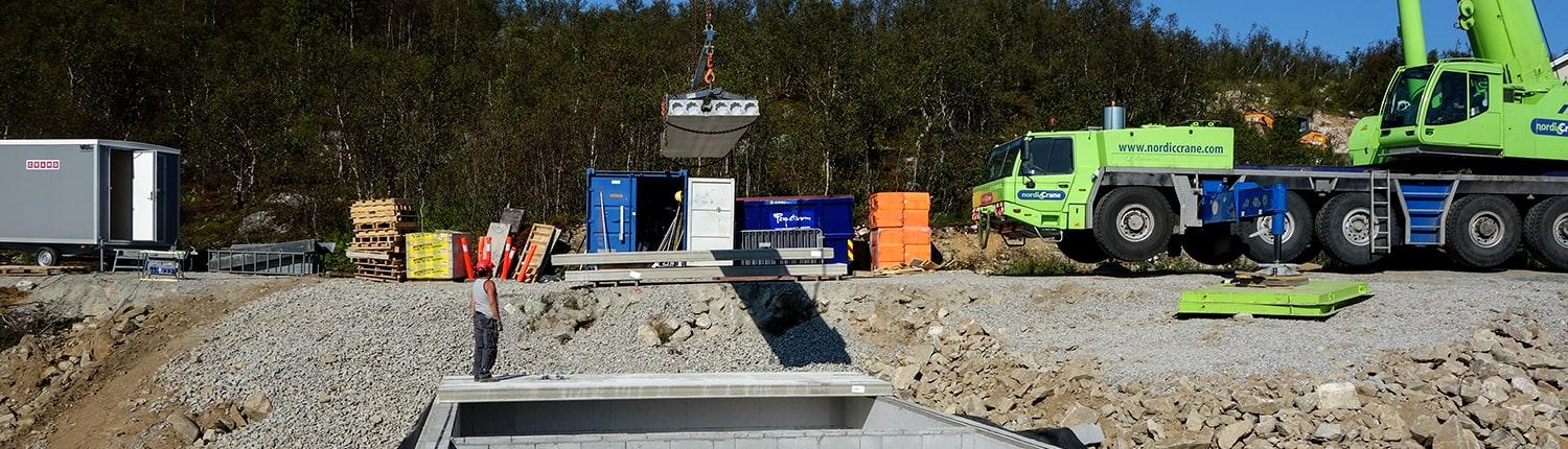 Byggeplass med kranbil og nye fundamenter