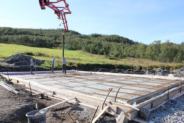 Armert plate på mark, med betongpumpe klar