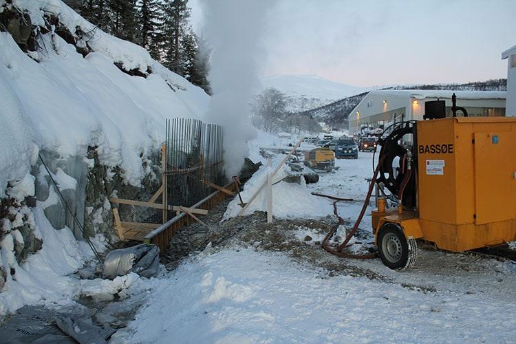 Byggeplass i snø, med varmeaggregat